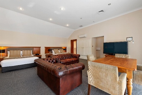 The Grand Hotel Launceston image 7